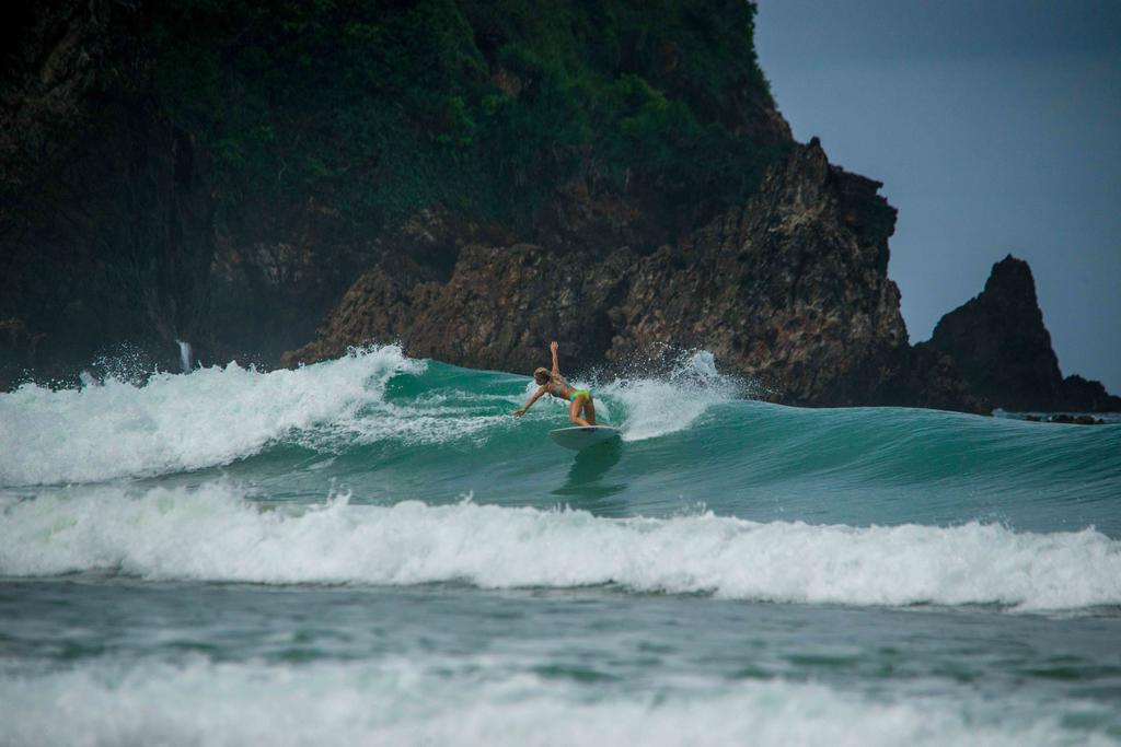 Mojosurf Camp Red Island Otel Pasanggaran Dış mekan fotoğraf
