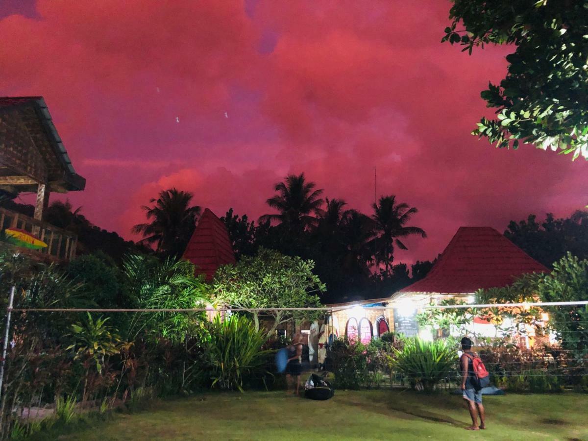 Mojosurf Camp Red Island Otel Pasanggaran Dış mekan fotoğraf